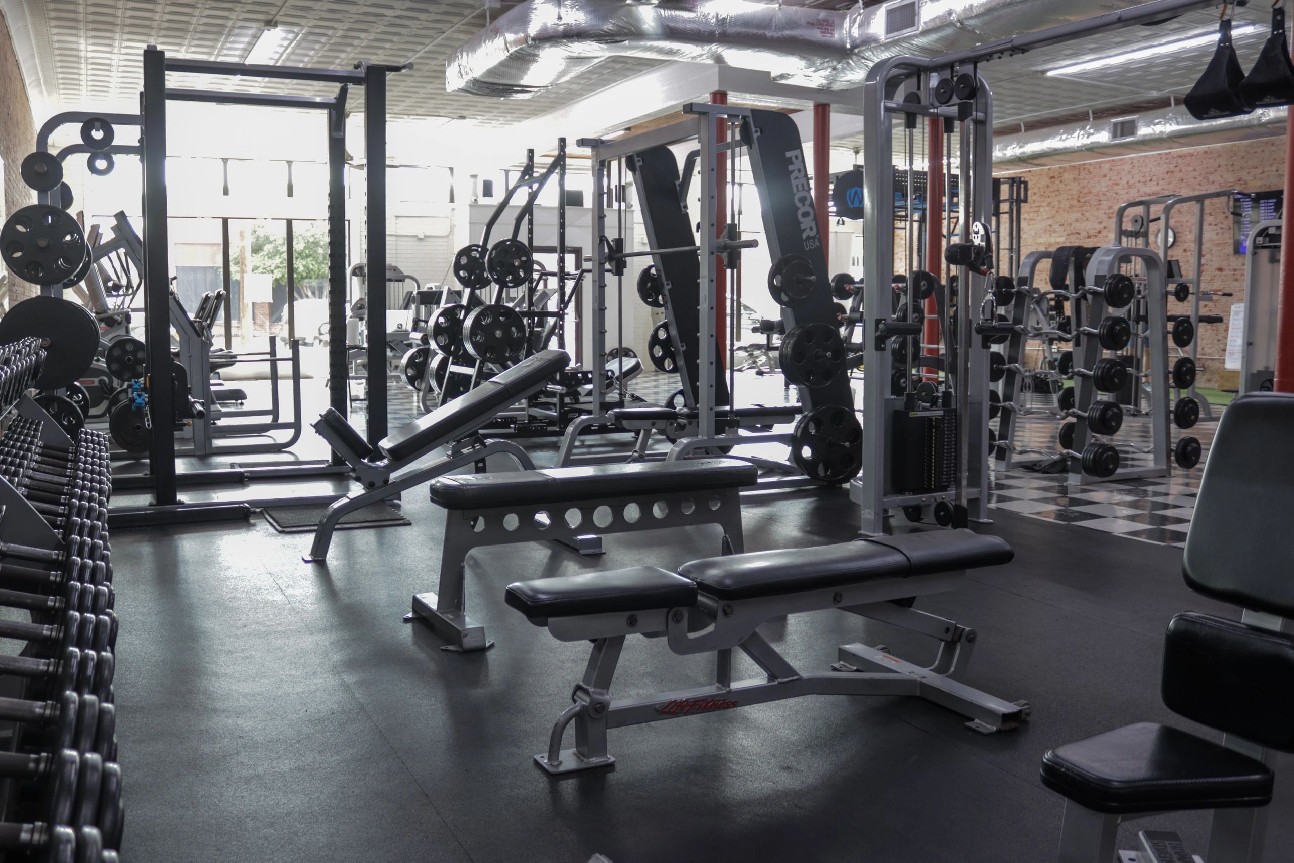 GYM 28 training floor with free weights and equipment